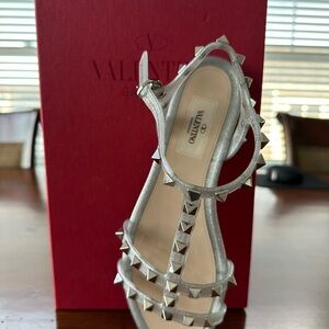 Valentino Garavani Rockstud Jelly Flat Silver Studded Sandals